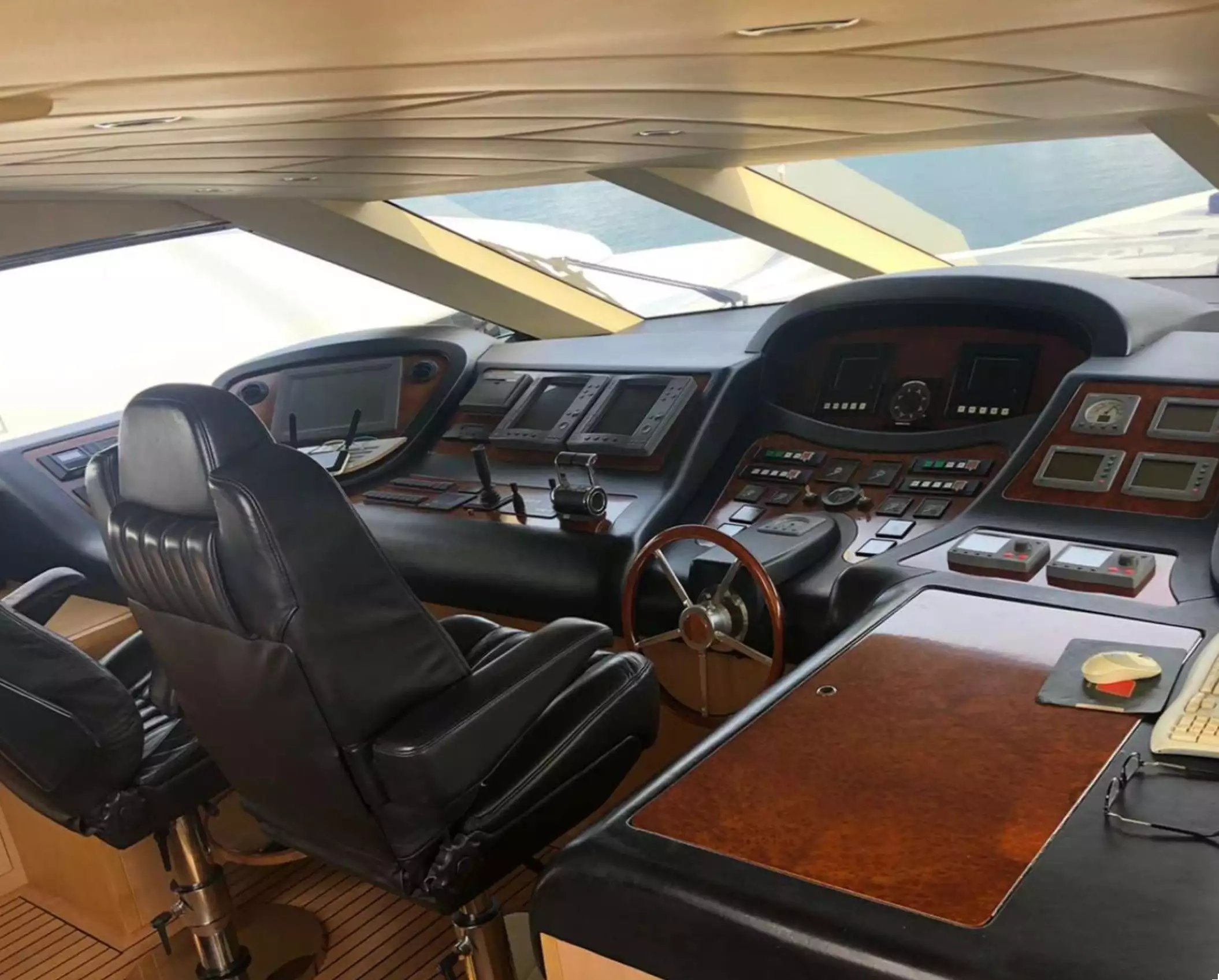 yacht Pitina intérieur