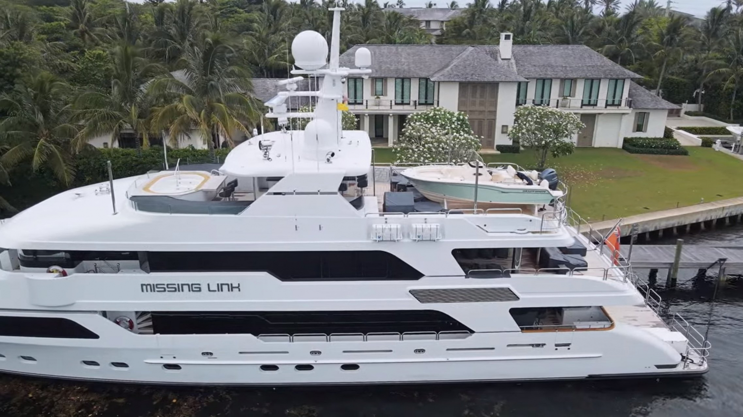 who owns the missing link yacht