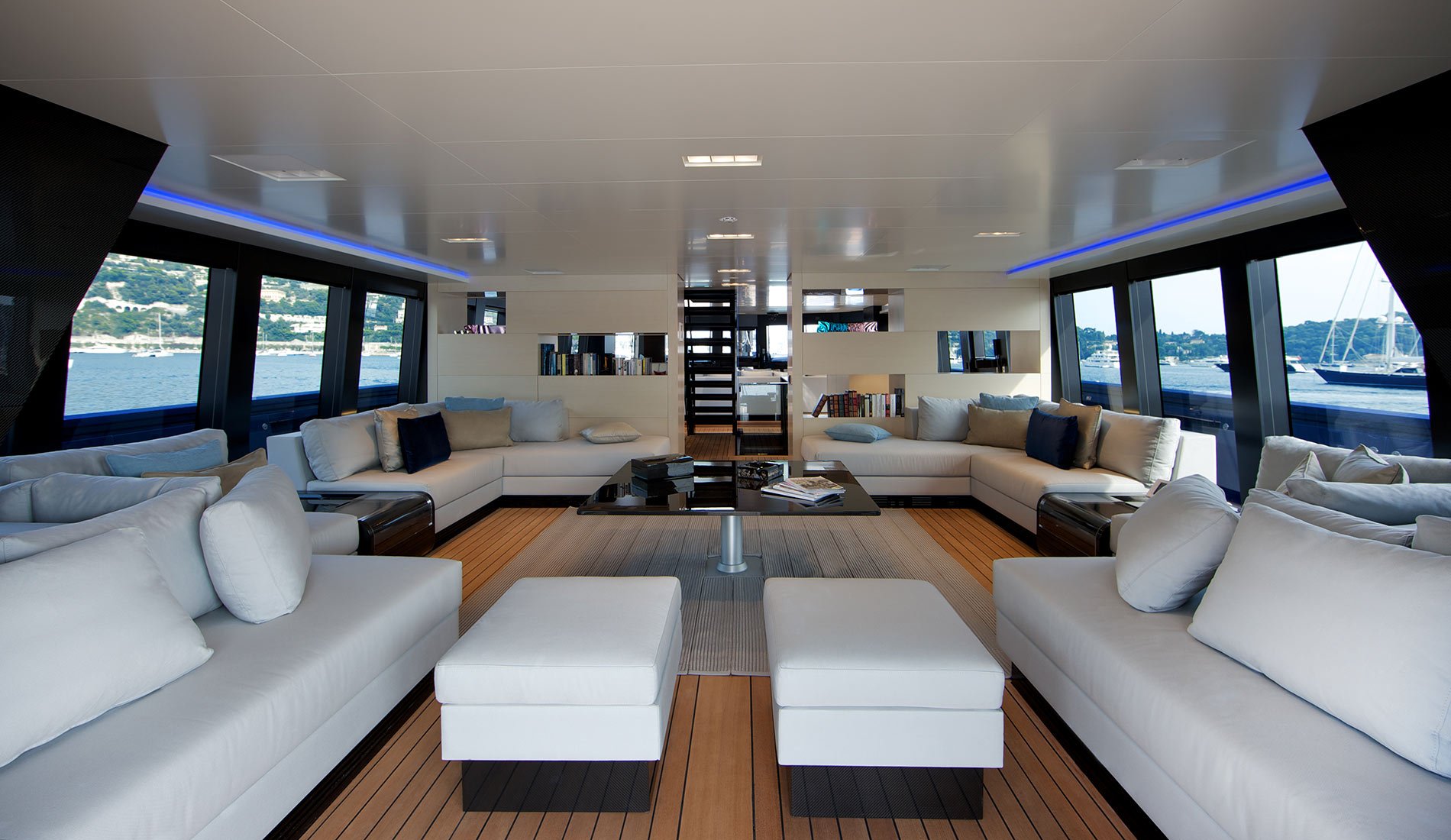 interno dello yacht Better Place