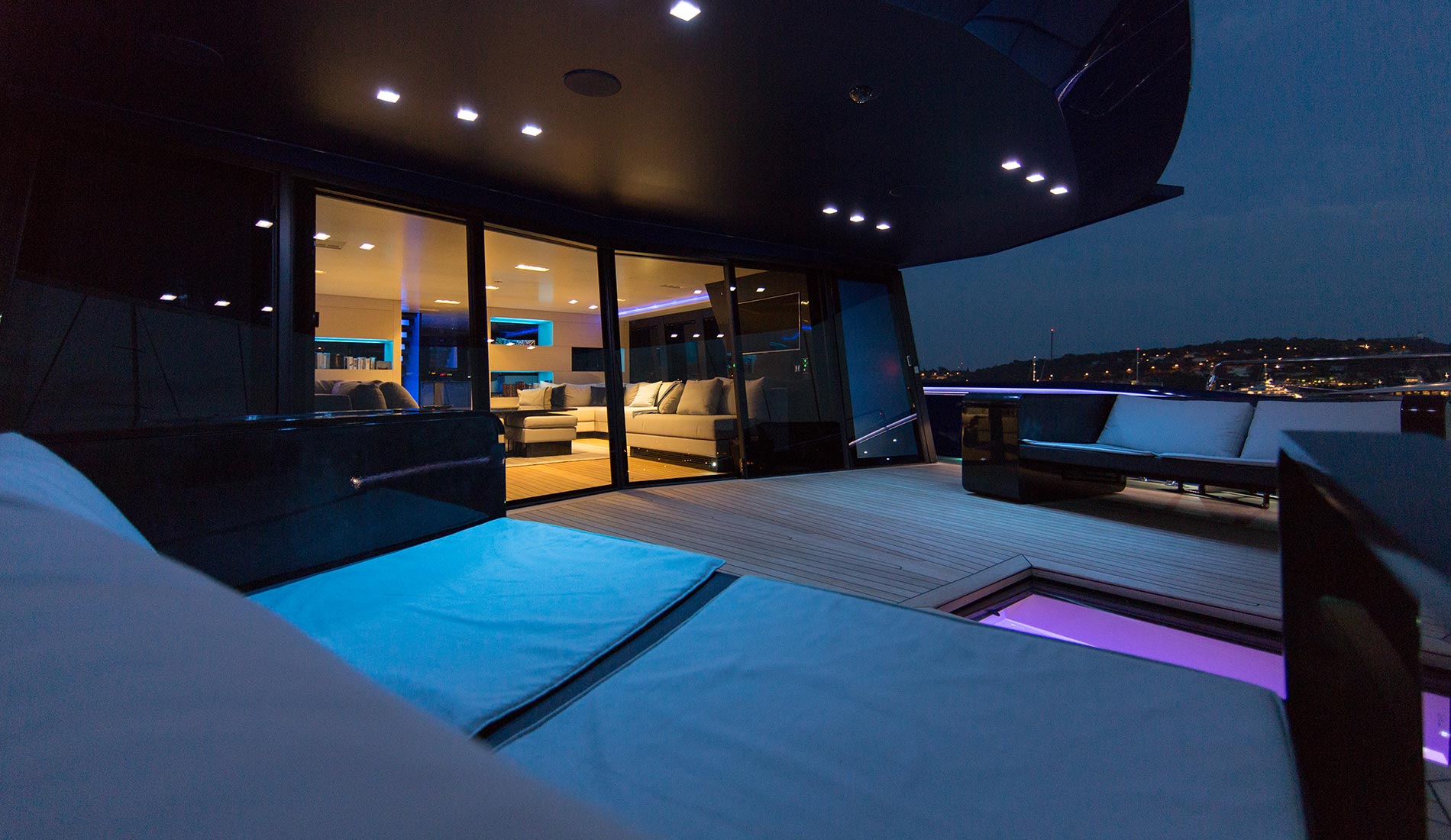 interno dello yacht Better Place