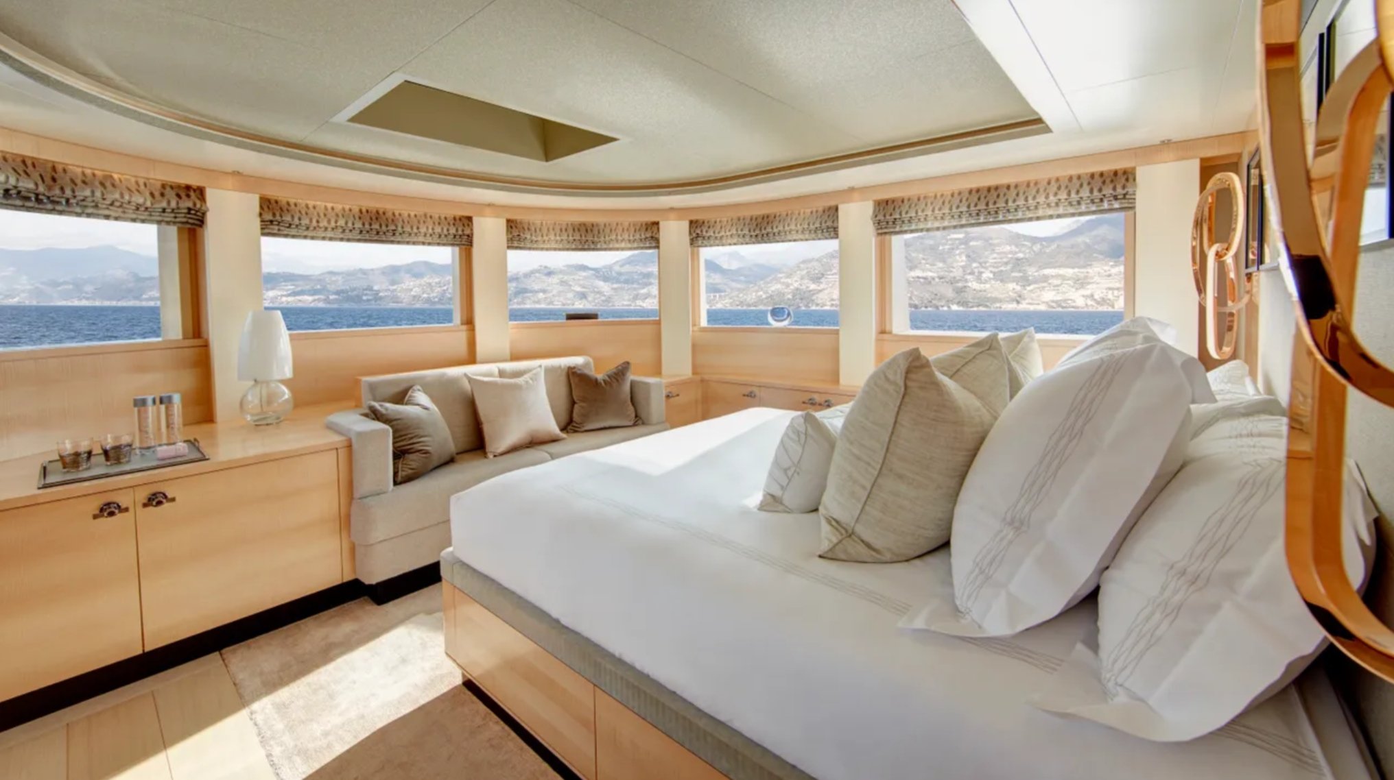 yacht Kiss interior