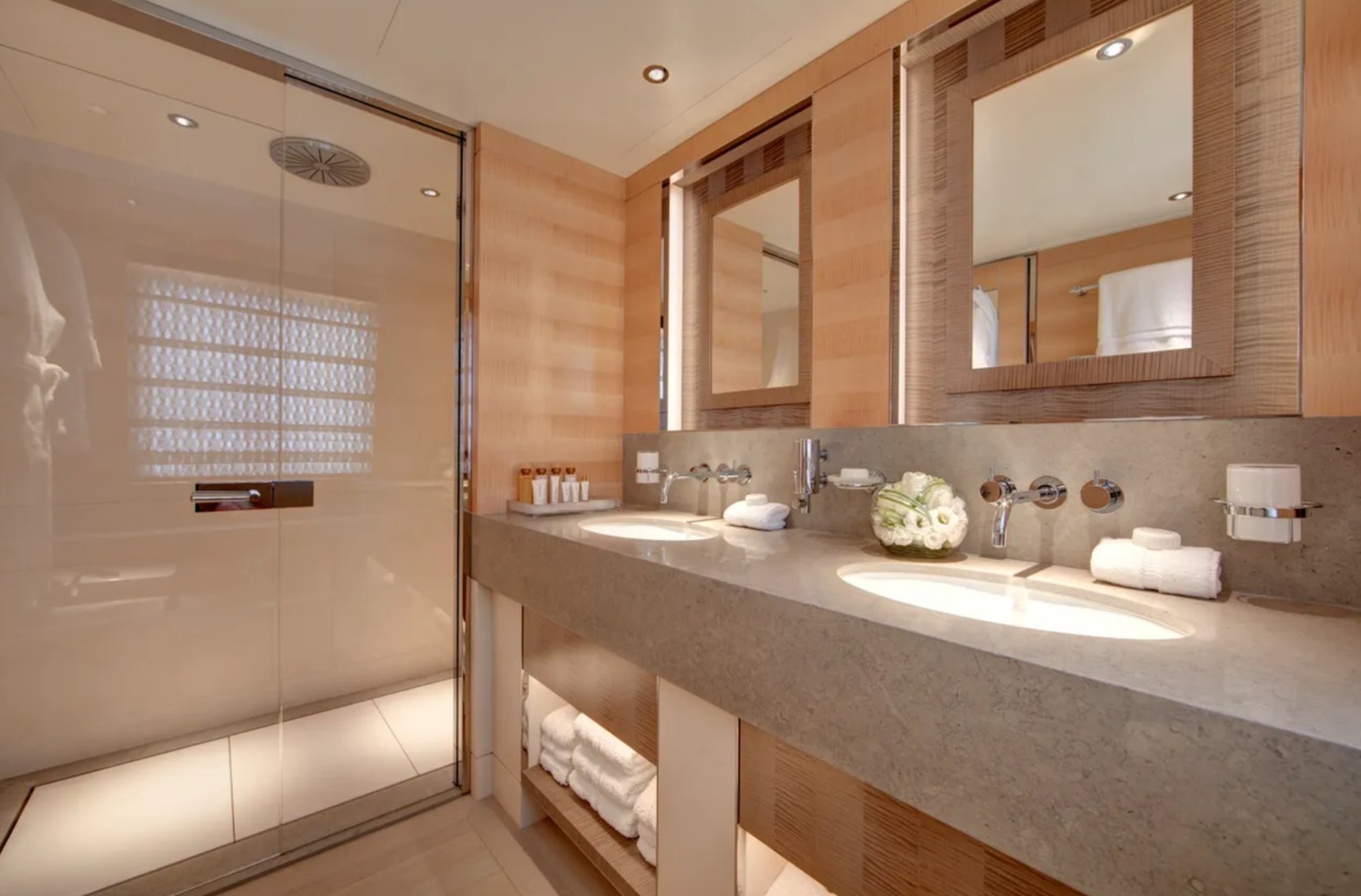 interno dell'yacht Kiss