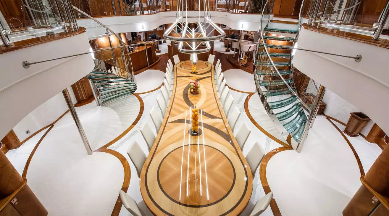 interno dell'yacht Sherakhan 