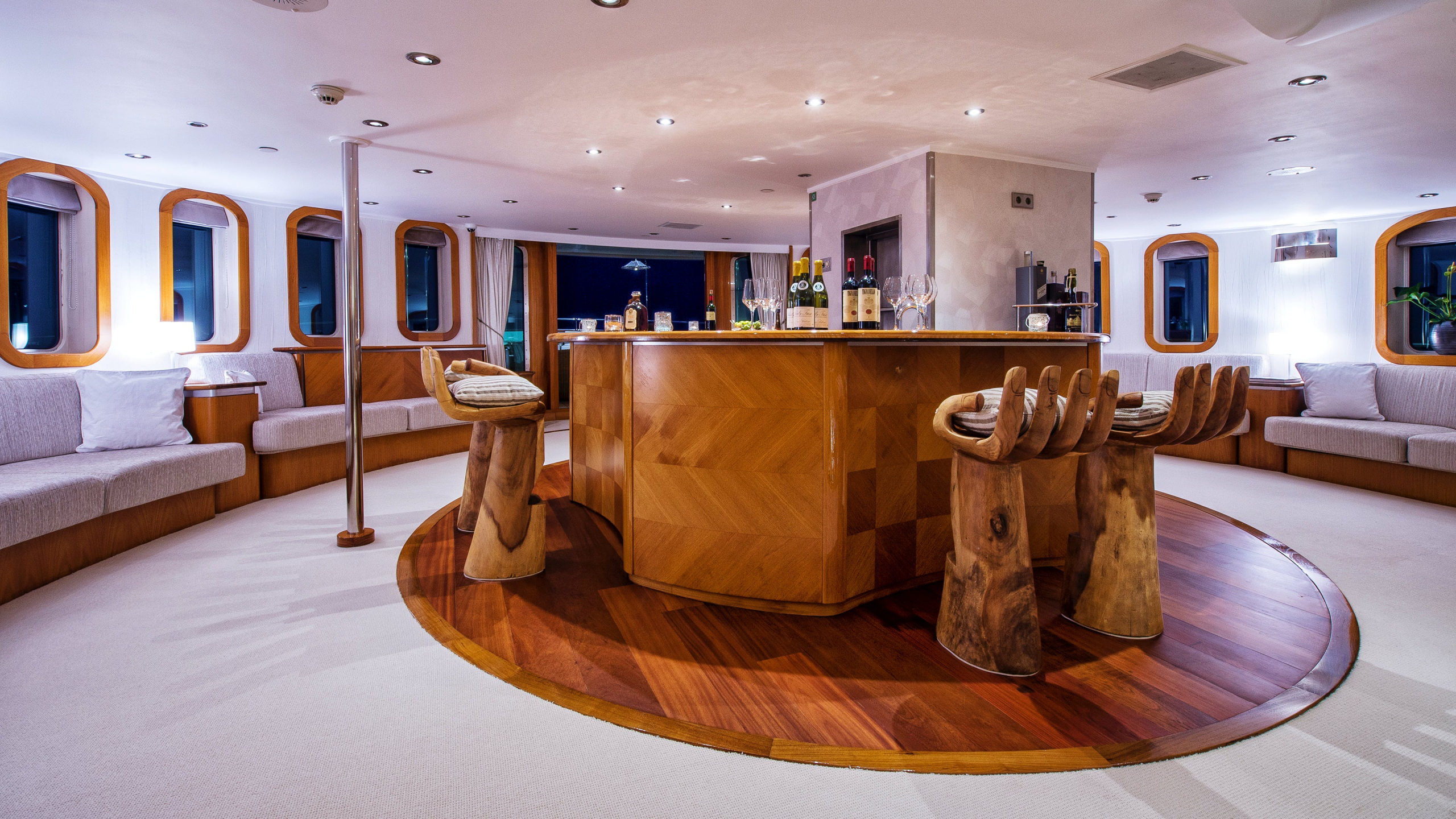 interno dell'yacht Sherakhan 