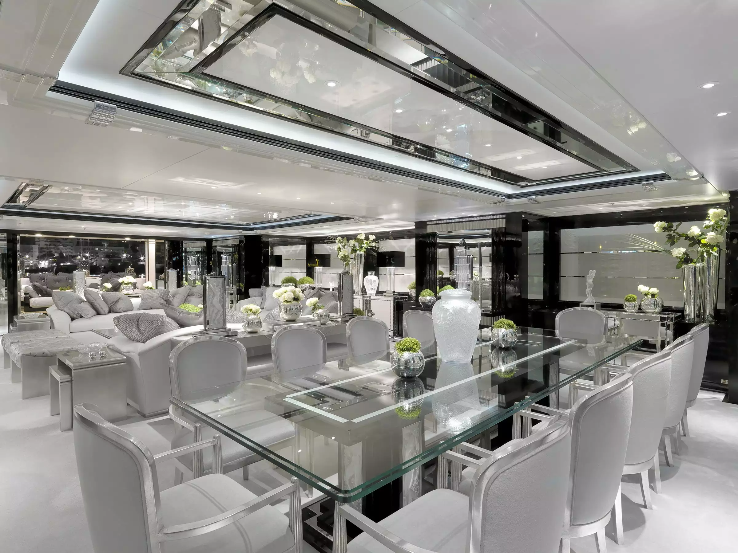 interior del yate Silver Angel 