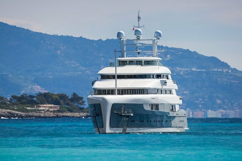 Yate Illusion Plus • Pride Mega Yachts • 2018