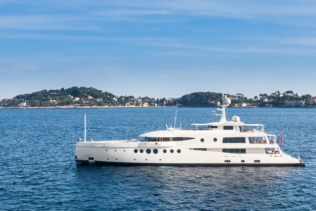 MADAME KATE Yacht • Amels • 2015 • Proprietário Alexandre Grendene Bartelle
