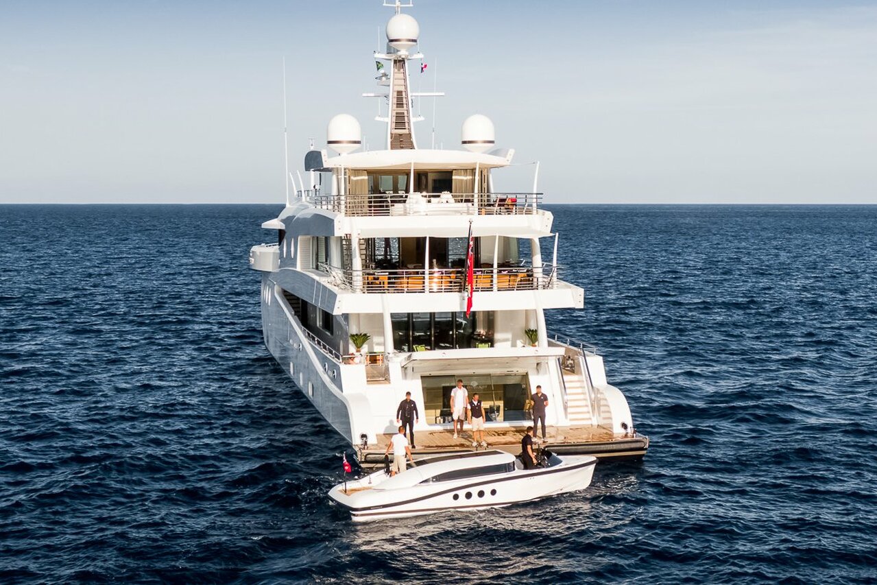 MADAME KATE Yacht • Amels • 2015 • Proprietário Alexandre Grendene Bartelle