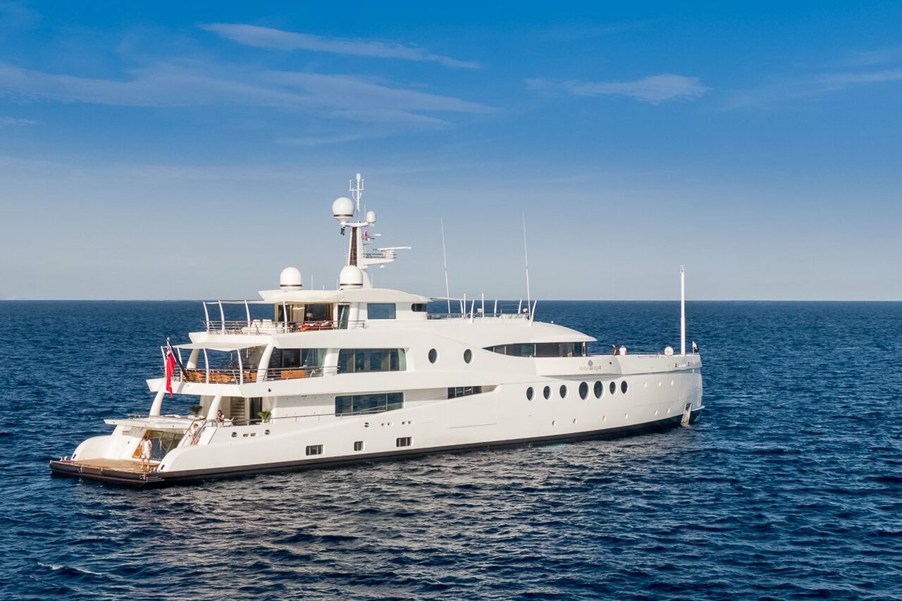 MADAME KATE Yacht • Amels • 2015 • Proprietário Alexandre Grendene Bartelle