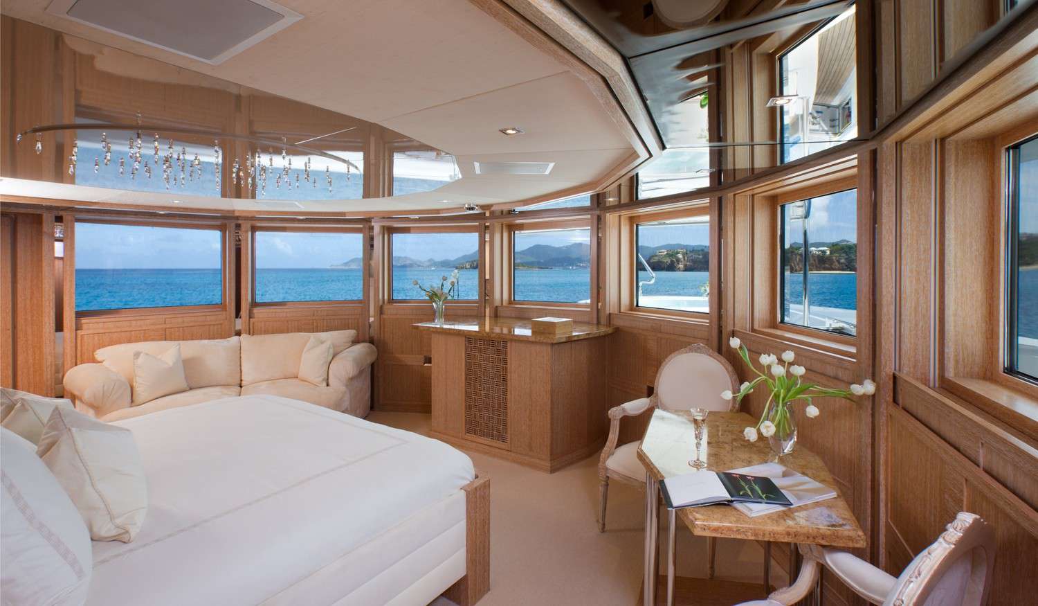 Interior de la amistad del yate Oceanco