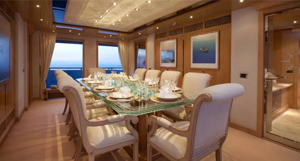 Interior de la amistad del yate Oceanco