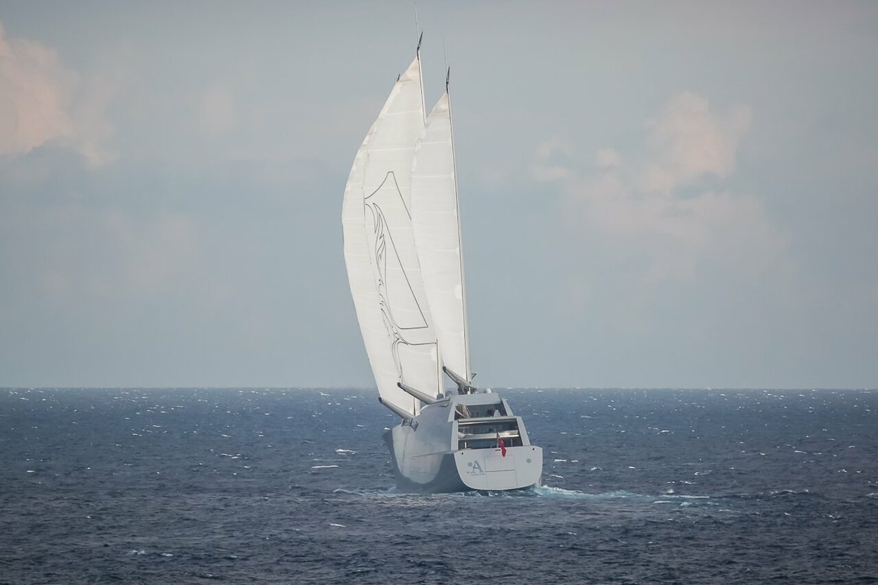 Voile Yacht Une navigation avec toutes les voiles levées