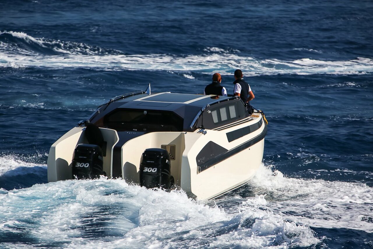 Tender per lo yacht Chakra (Limo Tender) – 10,8m – Konig