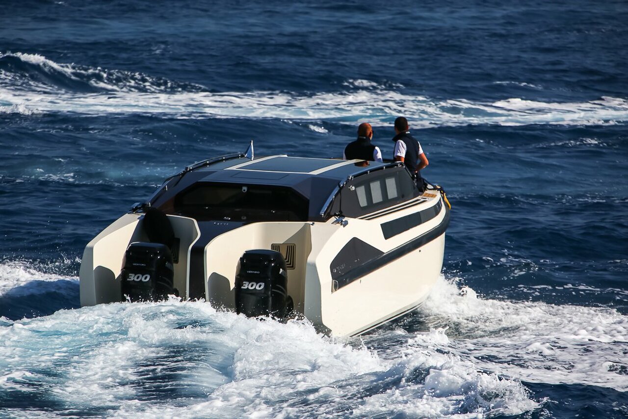 Tender To Yacht Chakra (Limo Tender) – 10,8m – Konig