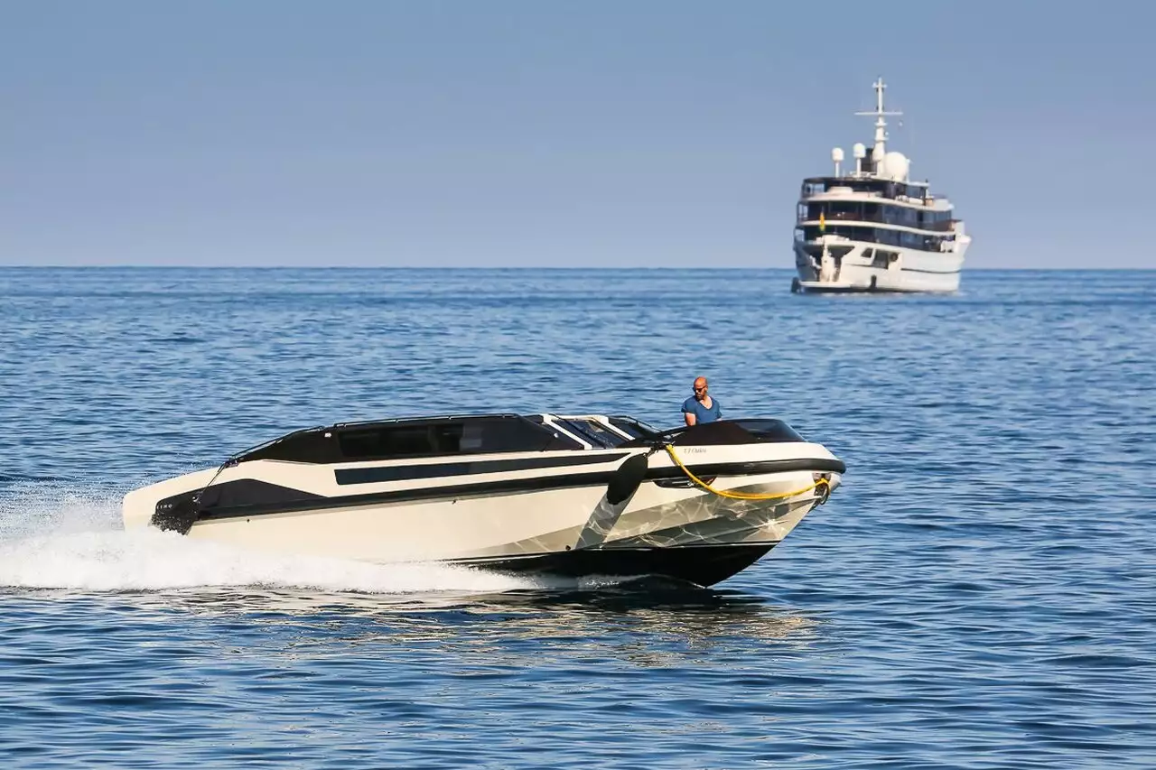 Tender per lo yacht Chakra (Limo Tender) – 10,8m – Konig