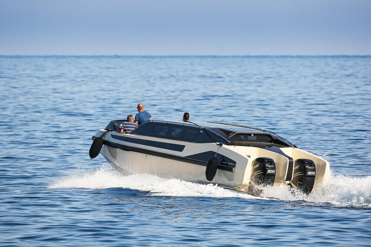 Tender per lo yacht Chakra (Limo Tender) – 10,8m – Konig