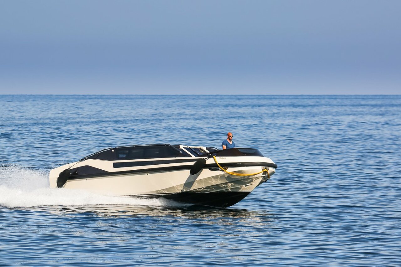 Tender per lo yacht Chakra (Limo Tender) – 10,8m – Konig