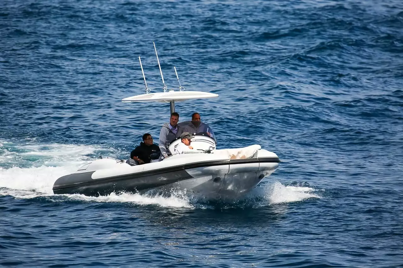 Тендер на яхту Illusion Plus (SY9 Beachlander) – 8,8 м – Паско