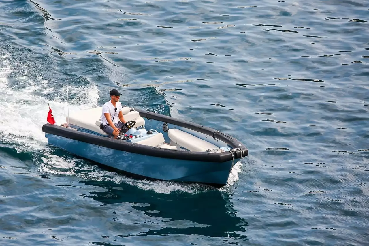 licitación para el yate QUEEN ALLA