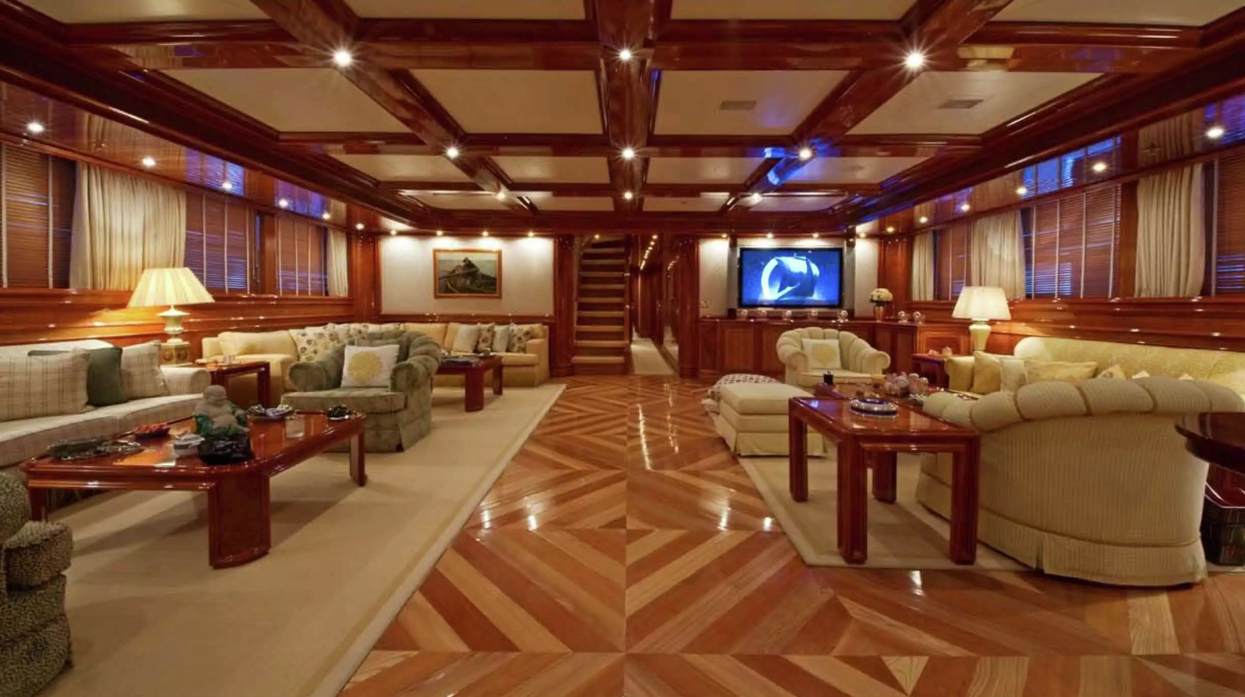 interior do iate BASH 