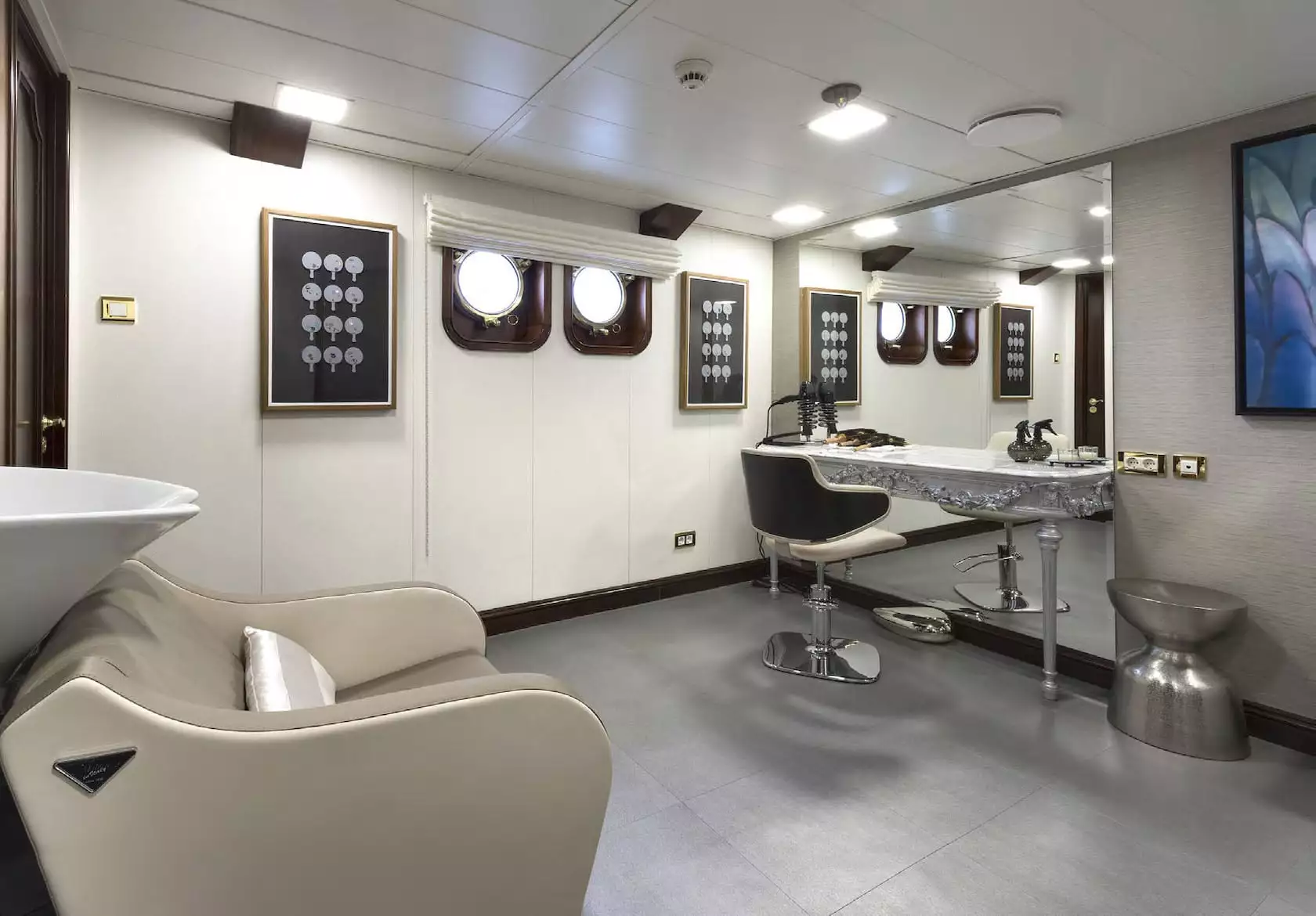 interno dello yacht Chakra