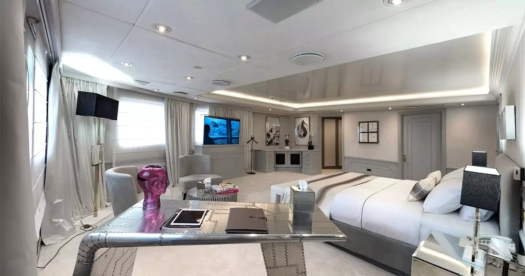 interno dello yacht Chakra