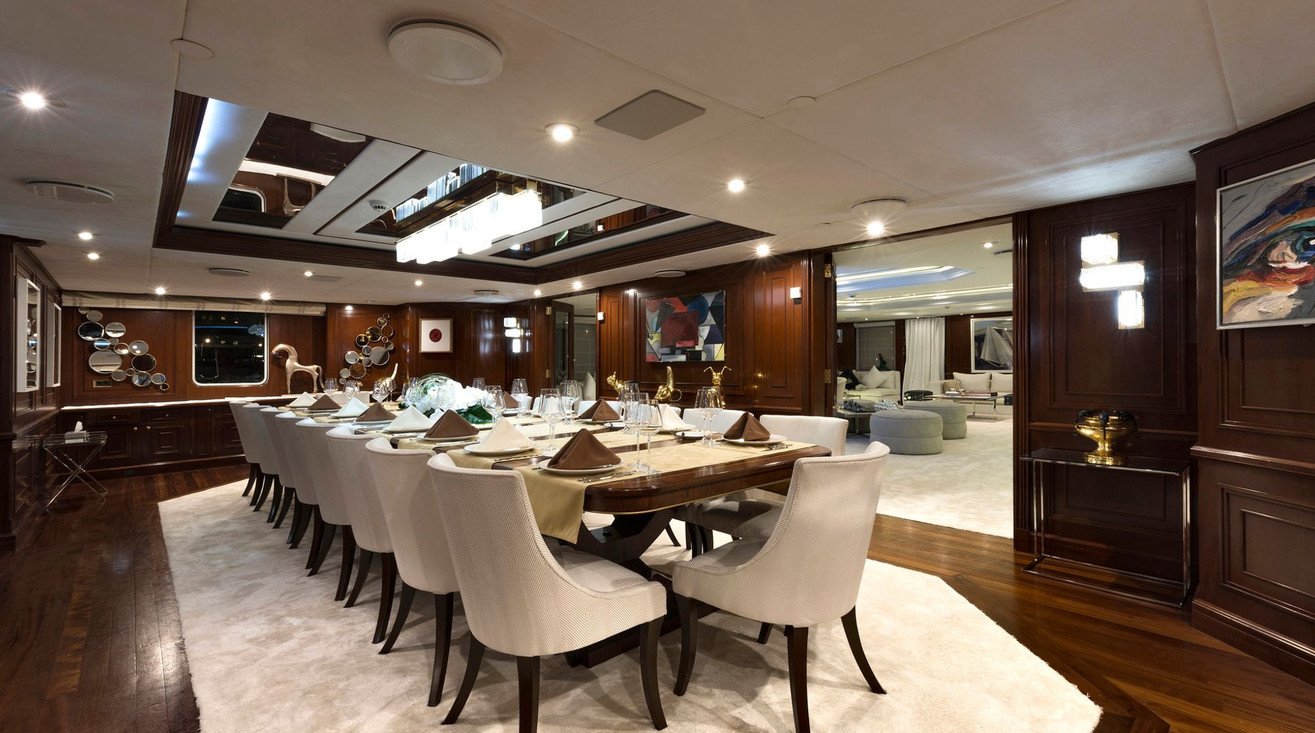 interno dello yacht Chakra