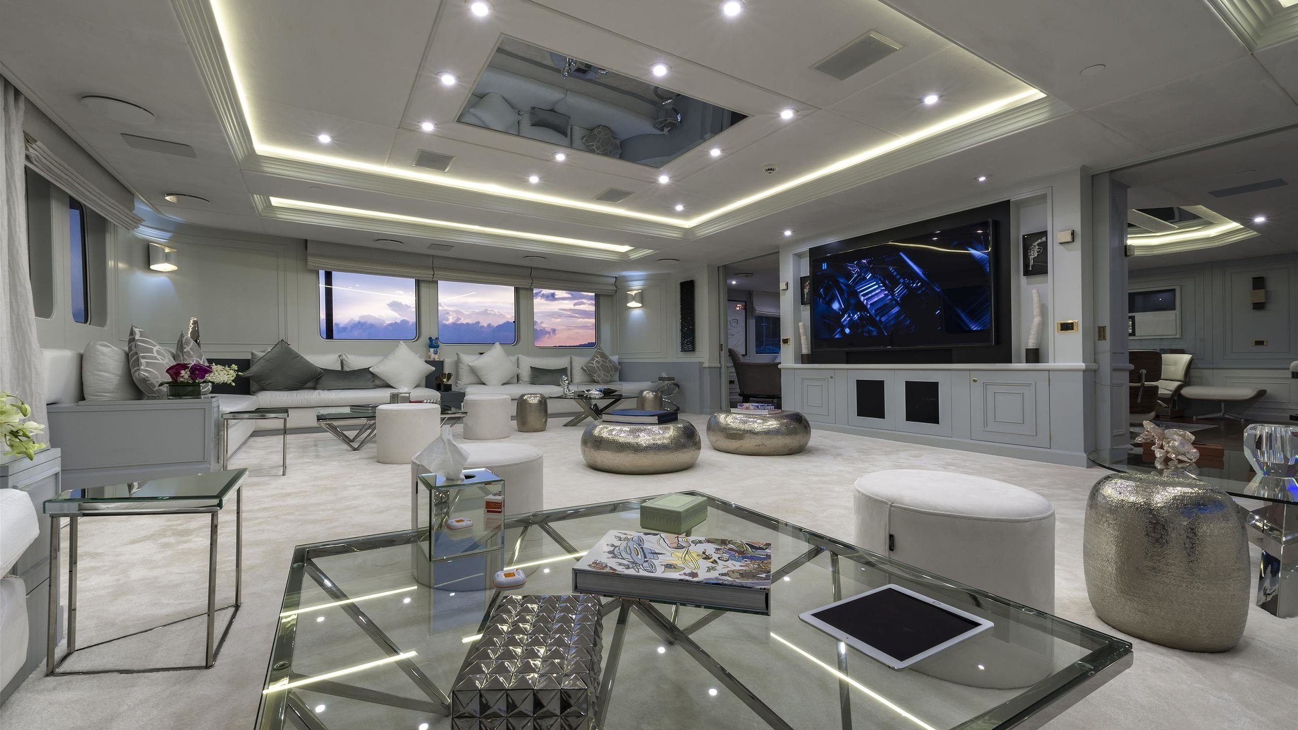 interno dello yacht Chakra