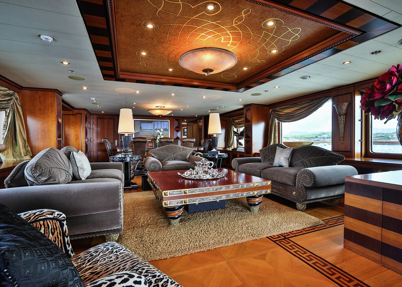 intérieur du yacht Deniki