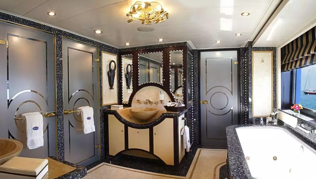 intérieur du yacht Deniki