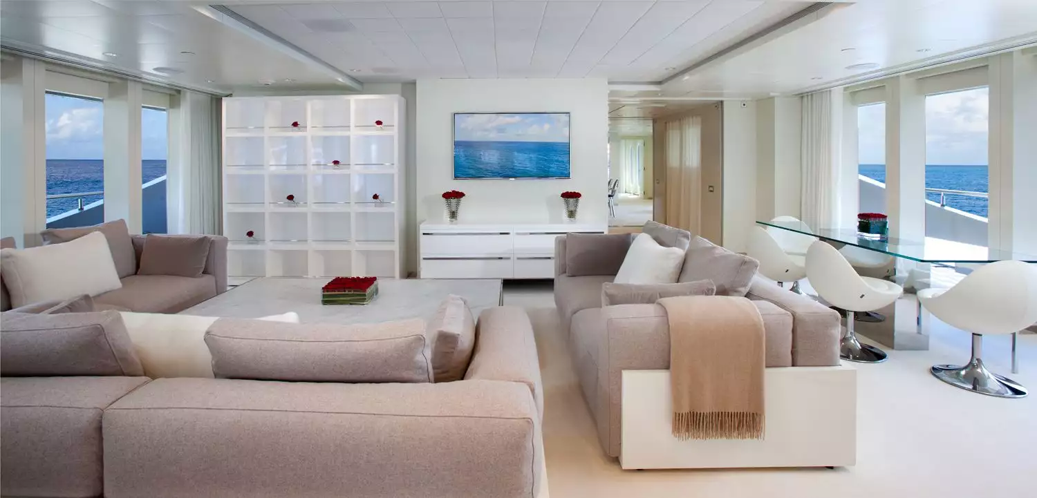 interno dell'yacht IDOL