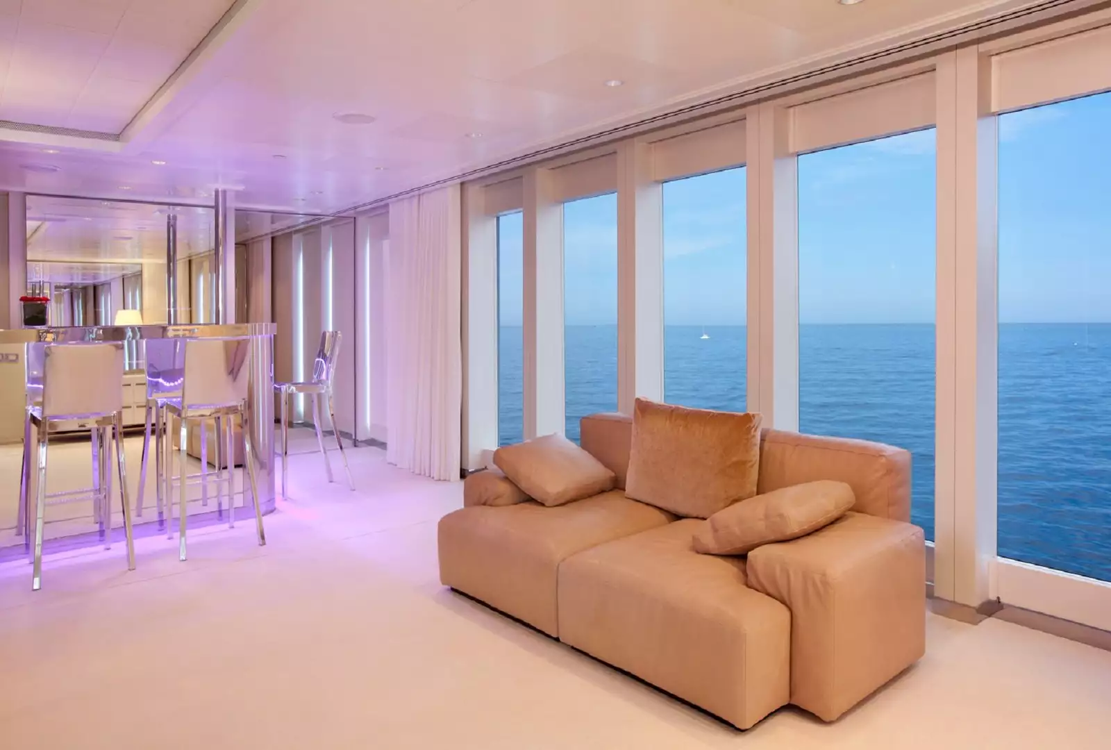 interior do iate IDOL