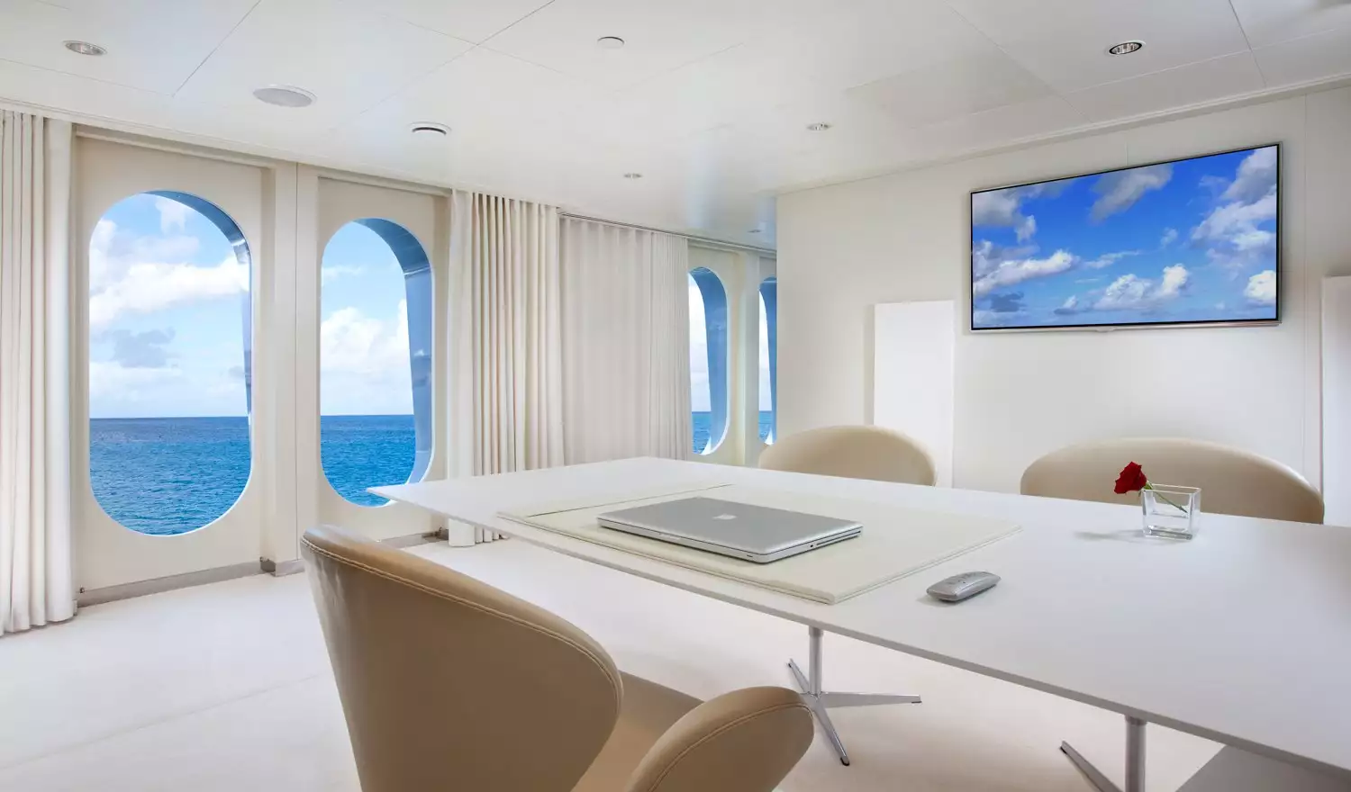 interno dell'yacht IDOL