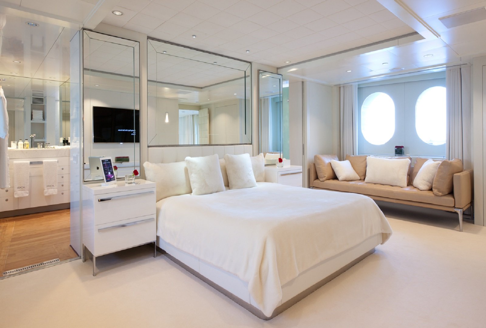 interno dell'yacht IDOL