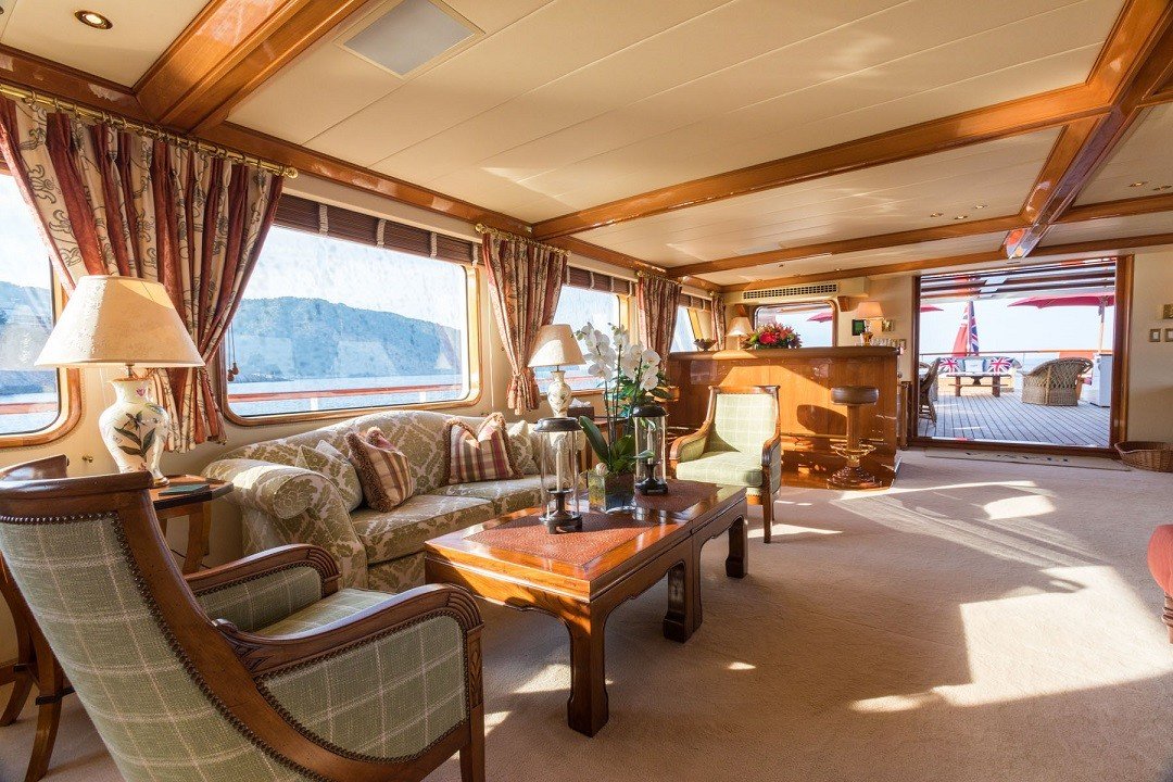 yacht Itasca interior