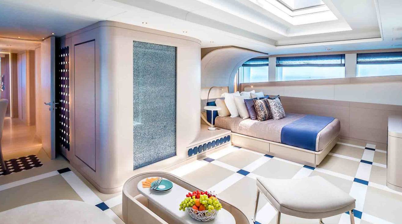 pour yacht QUEEN ALLA intérieur