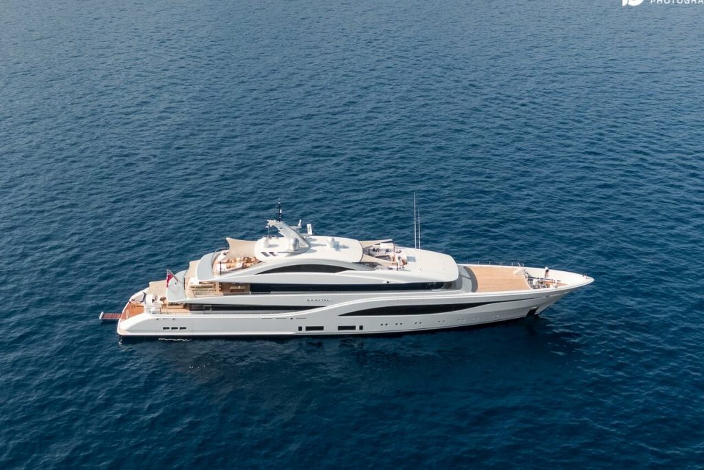 mega yacht arrow