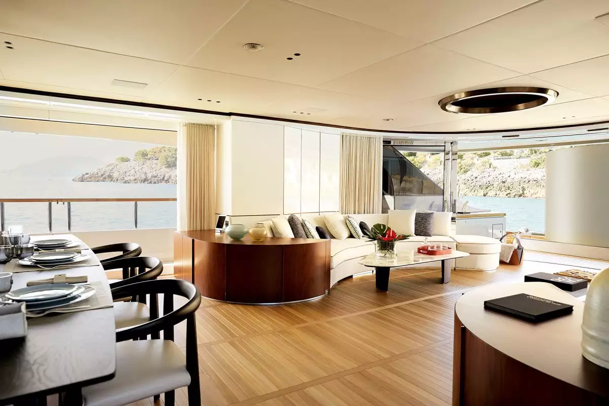 Intérieur du yacht Benetti REBECA 