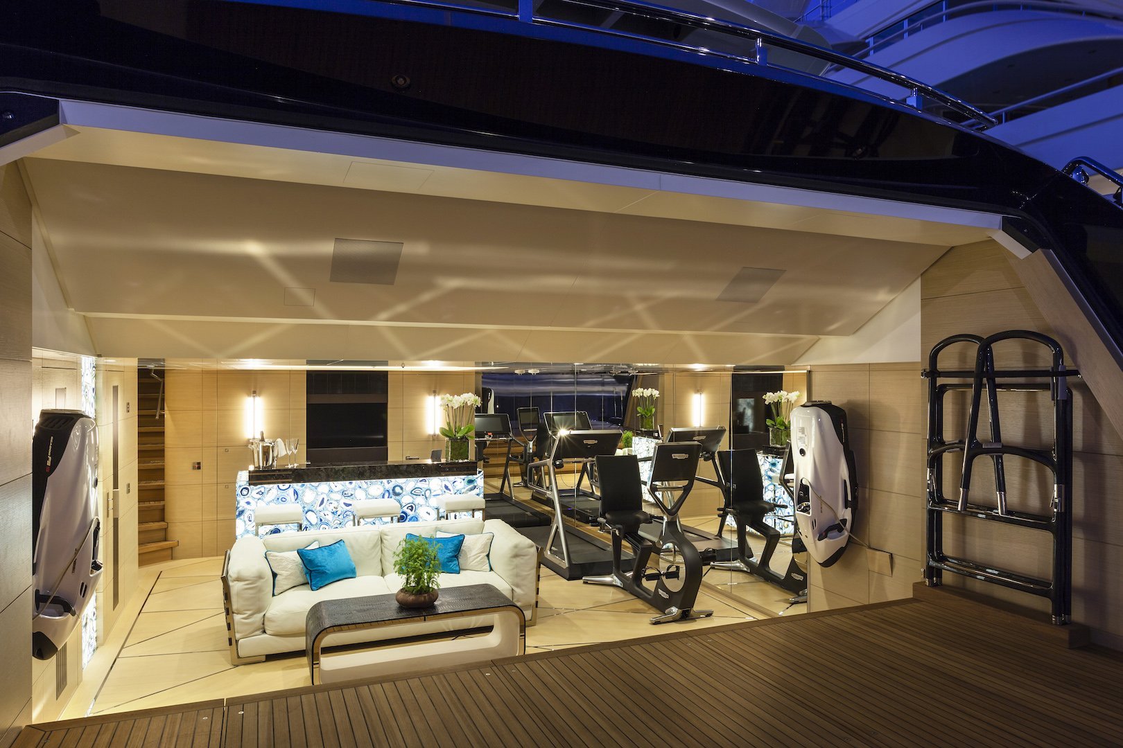 Heesen yacht SAIRU interior