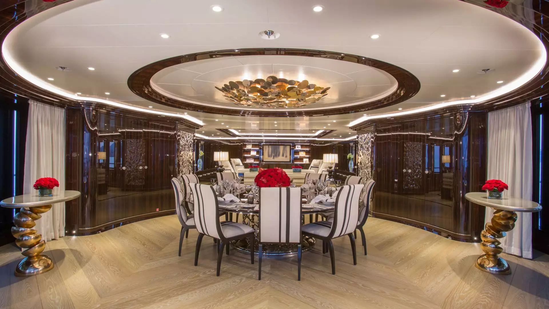 ISA Interior del yate OKTO