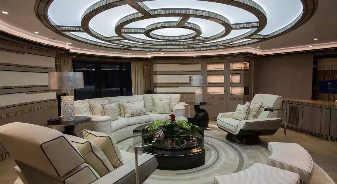 Interior do iate ISA OKTO