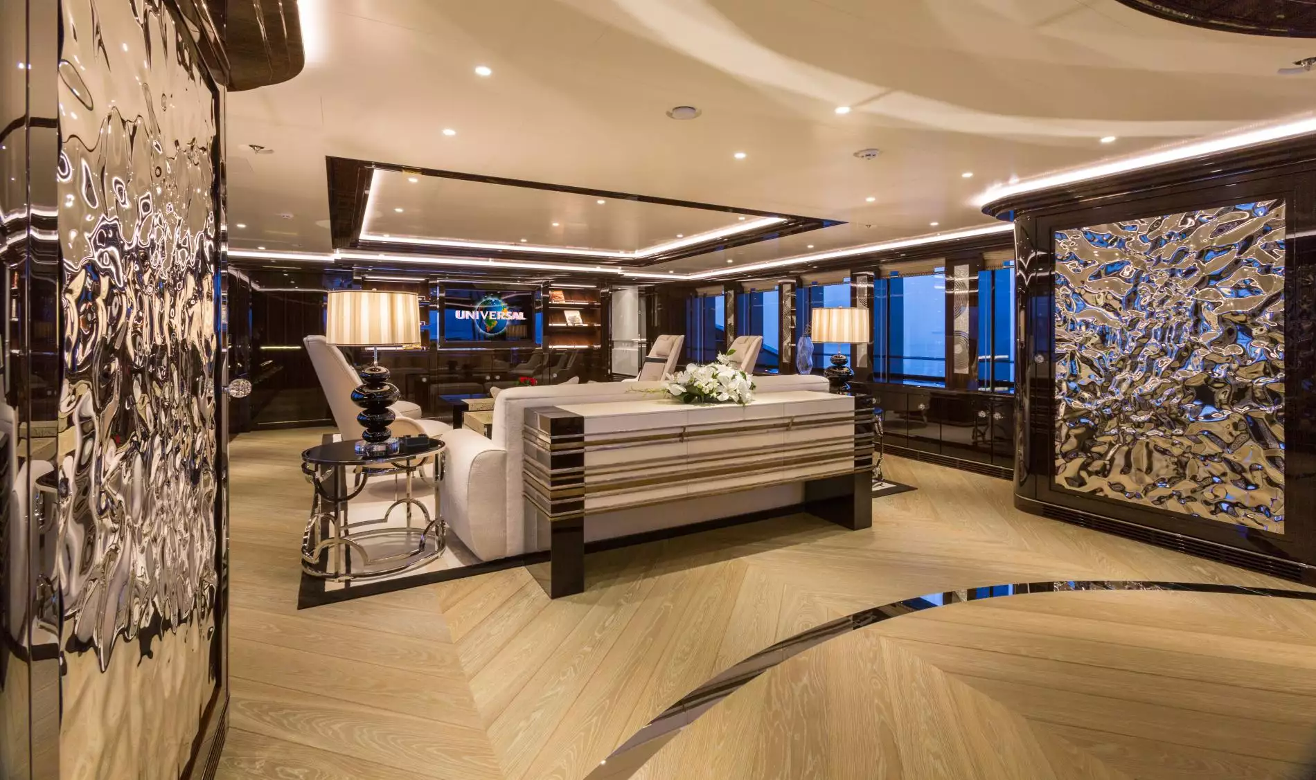 Interior do iate ISA OKTO