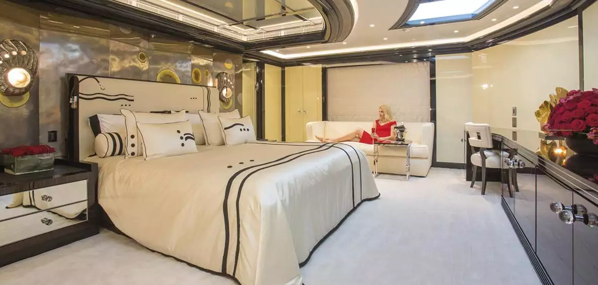 Interior do iate ISA OKTO