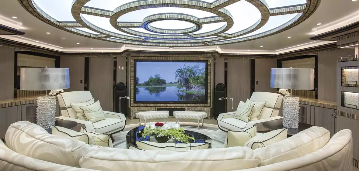 Interior do iate ISA OKTO