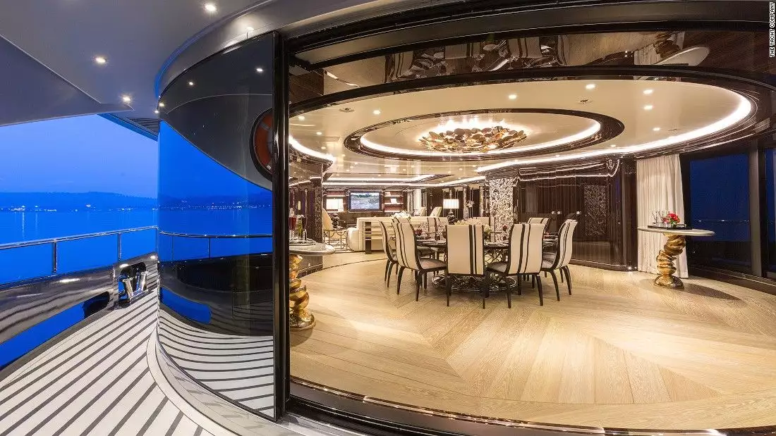 Interior do iate ISA OKTO