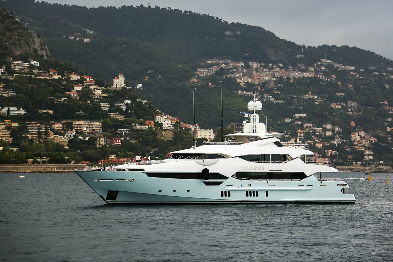 ARADOS Yat • Sunseeker • 2014 • Değer $25,000,000 • Sahibi