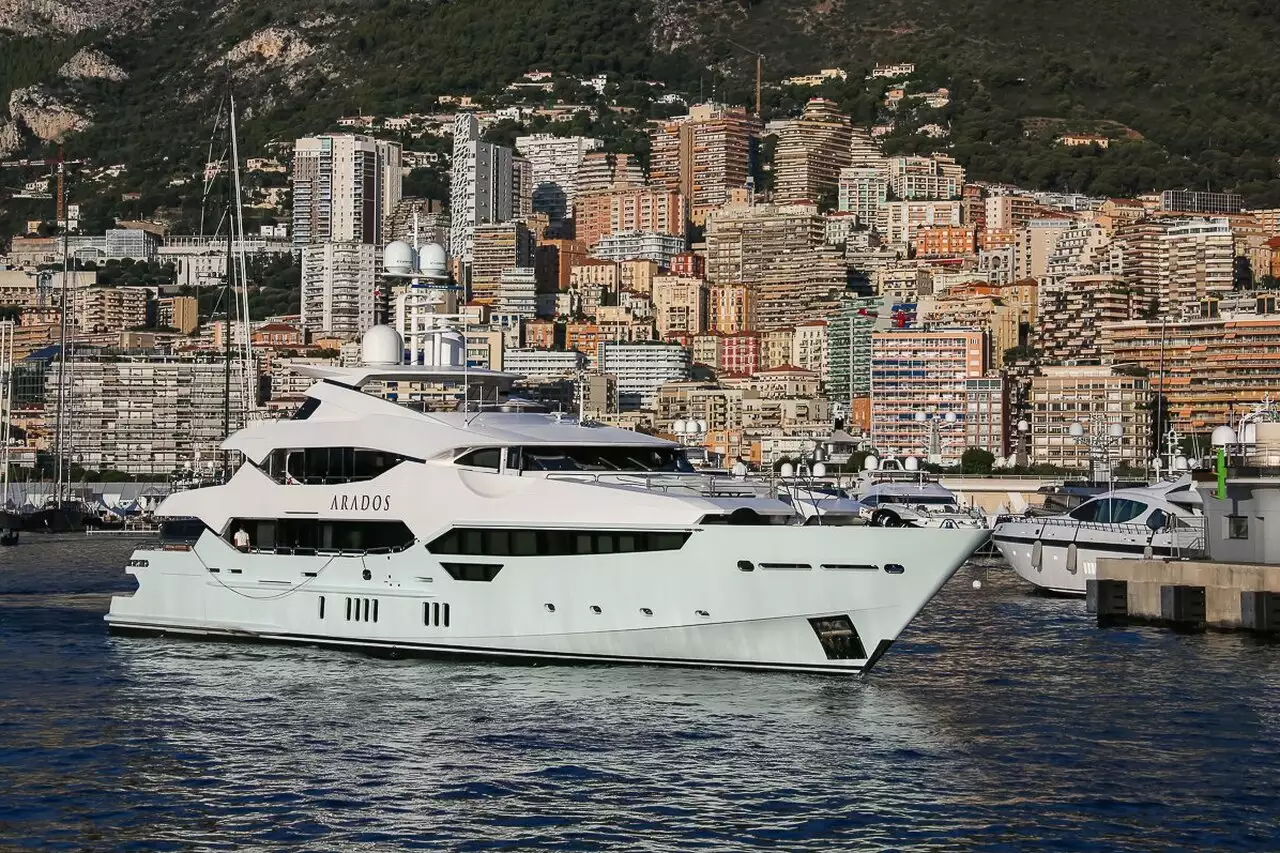 ARADOS Yat • Sunseeker • 2014 • Değer $25,000,000 • Sahibi