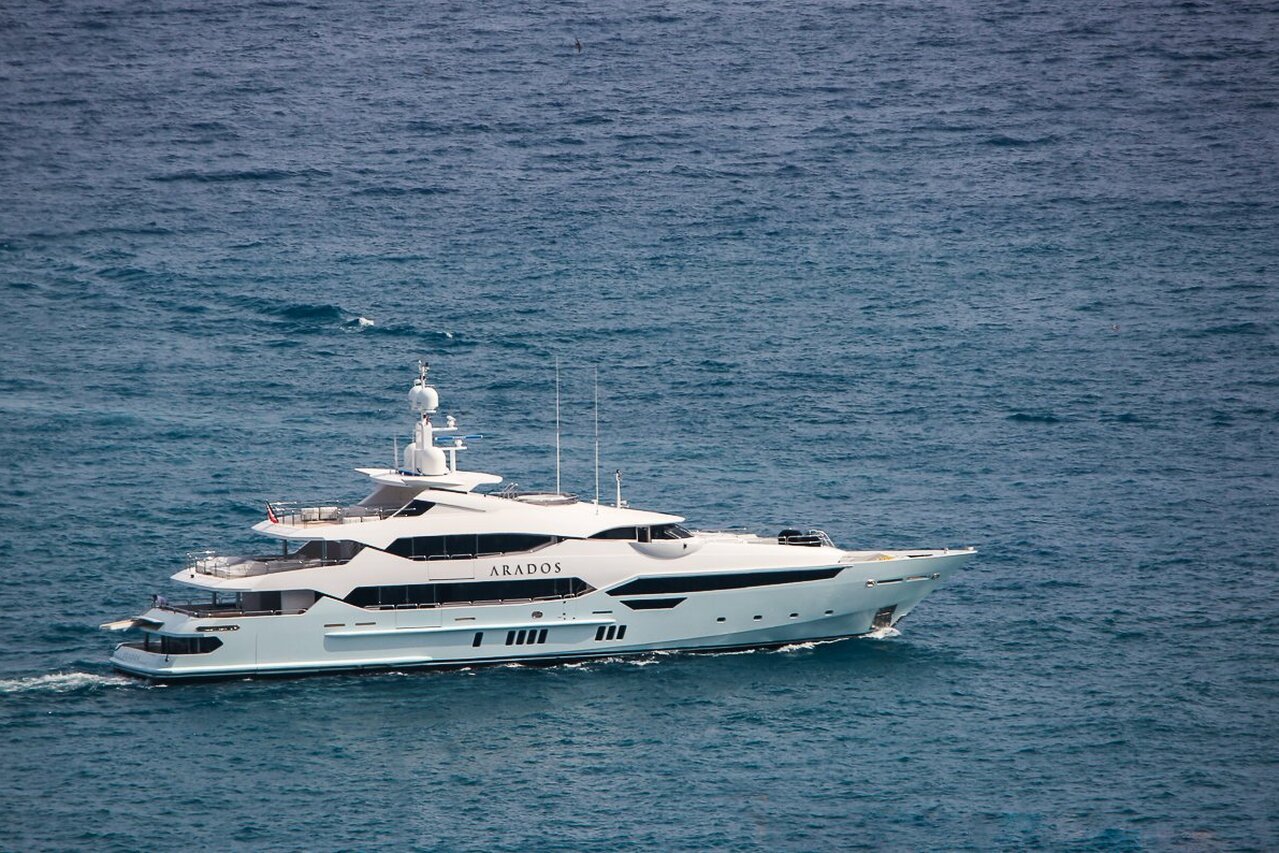 ARADOS Yat • Sunseeker • 2014 • Değer $25,000,000 • Sahibi