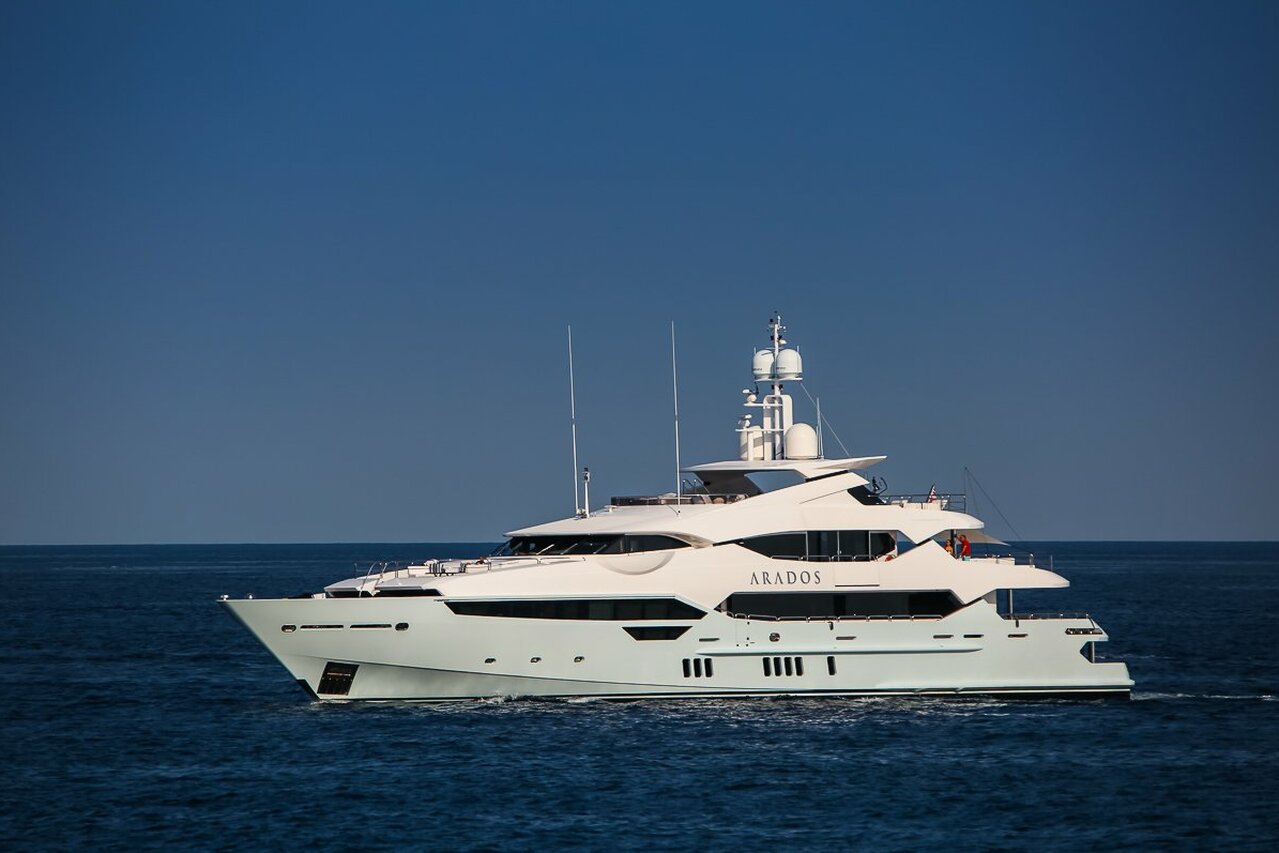 ARADOS Yat • Sunseeker • 2014 • Değer $25,000,000 • Sahibi