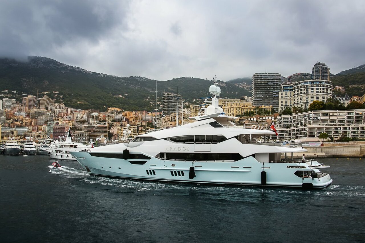 ARADOS Yat • Sunseeker • 2014 • Değer $25,000,000 • Sahibi